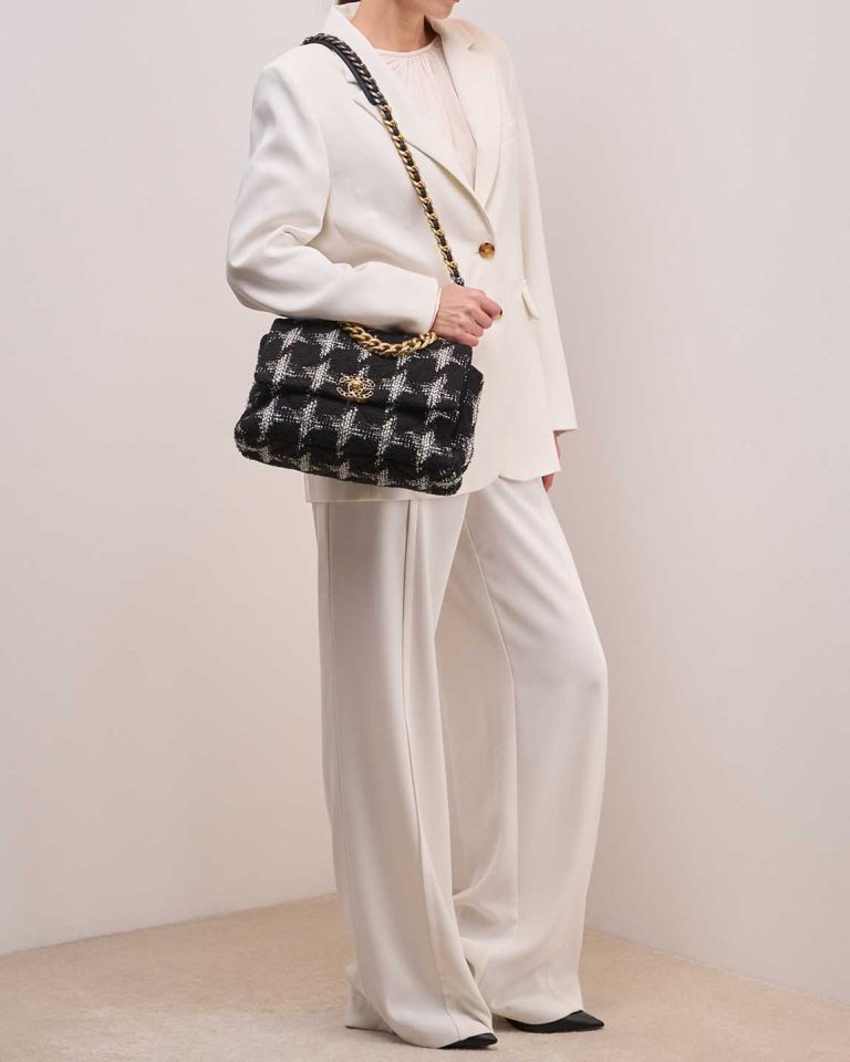 Chanel 19 Grand Tweed Noir / Blanc Front | Sell your designer bag