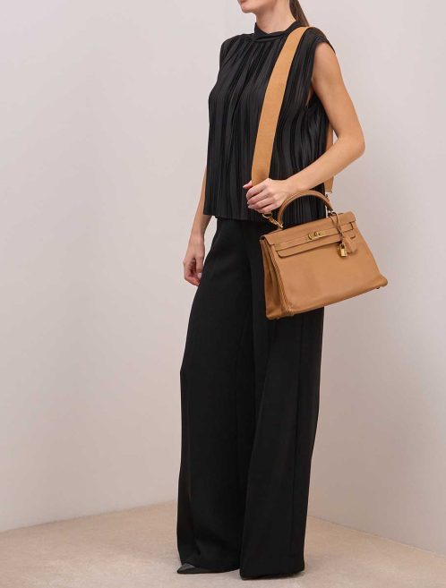 Hermès Kelly 32 Courchevel Gold on Model | Sell your designer bag