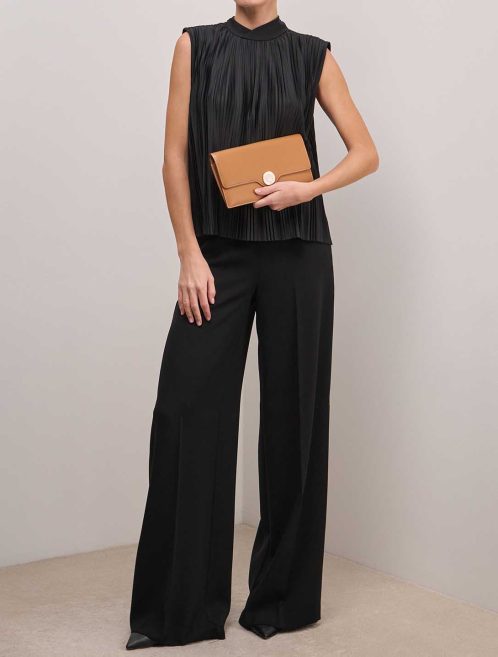 Hermès Clutch Vache Naturel on Model | Sell your designer bag