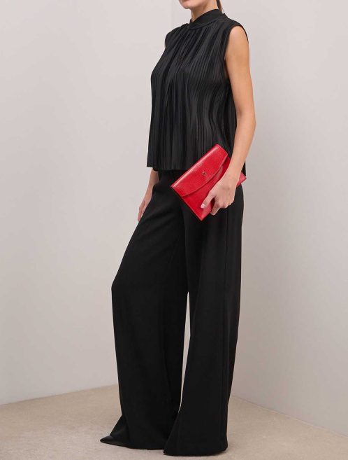 Hermès Clutch Lizard Rouge Vif on Model | Sell your designer bag