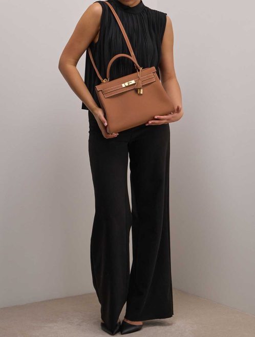 Hermès Kelly 28 Togo Gold on Model | Sell your designer bag