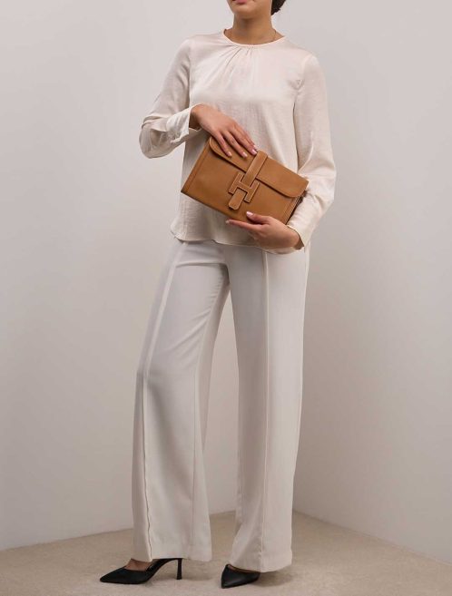 Hermès Jige 29 Courchevel Gold on Model | Sell your designer bag