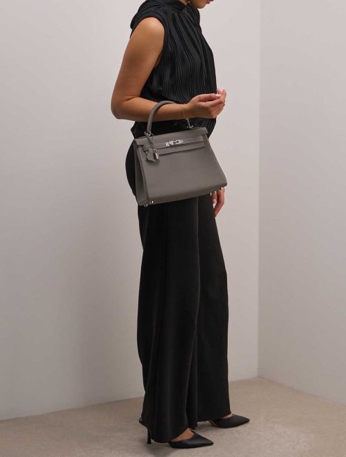 Hermès Kelly 28 Togo Gris Meyer on Model | Sell your designer bag