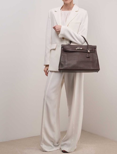 Hermès Kelly 40 Clémence Chocolat on Model | Sell your designer bag