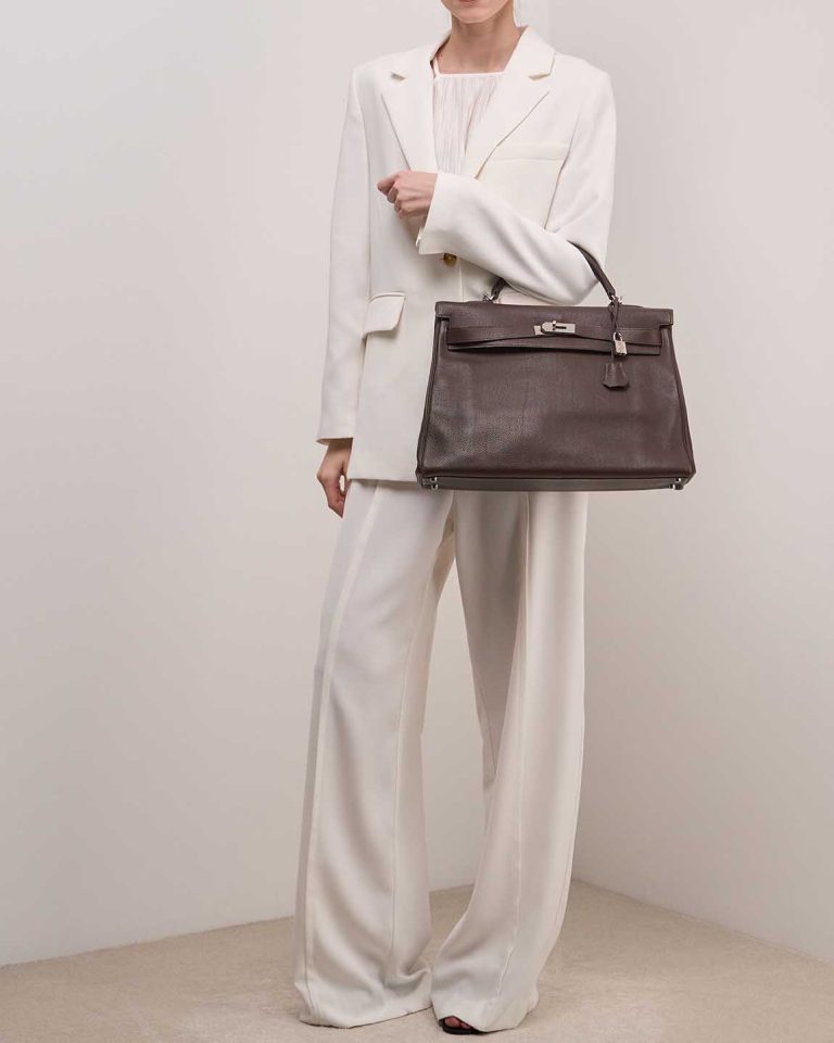 Hermès Kelly 40 Clémence Chocolat on Model | Sell your designer bag