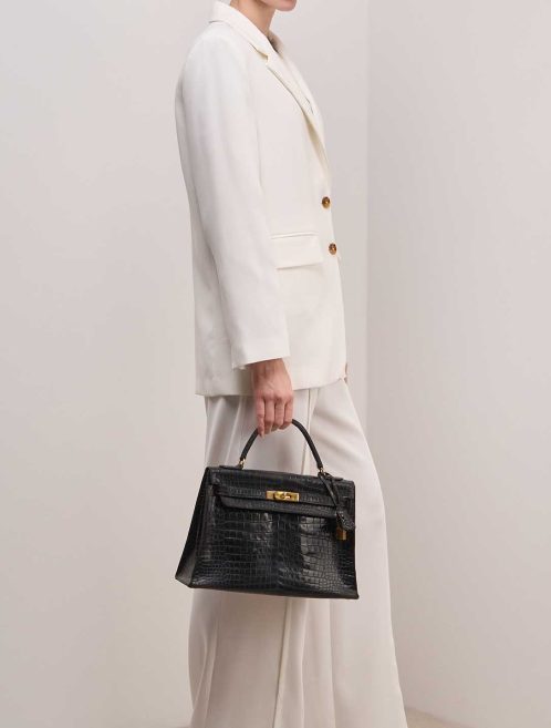 Hermès Kelly 32 Alligator Black on Model | Sell your designer bag