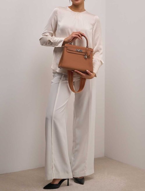 Hermès Kelly 28 Togo Gold on Model | Sell your designer bag