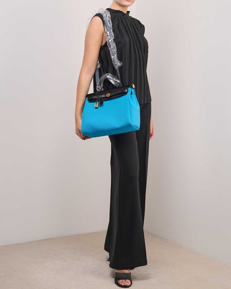 Hermès Herbag 31 Vache Hunter / Toile H Noir on Model | Sell your designer bag