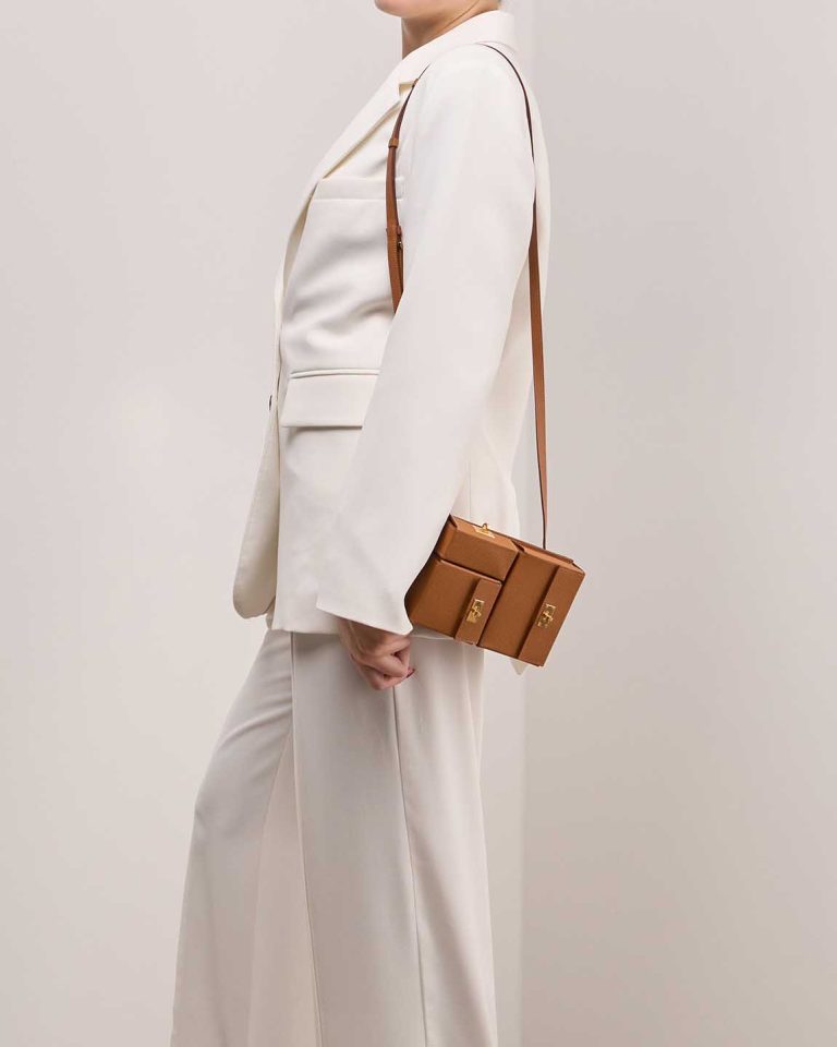 Hermès Kelly Multipocket To Go Epsom Gold on Model | Sell your designer bag