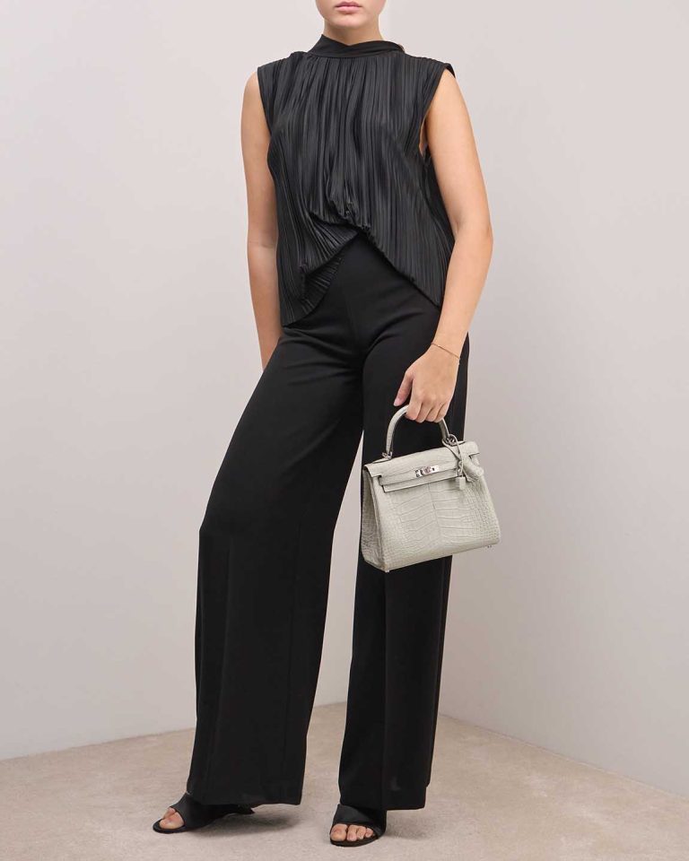 Hermès Kelly 25 Matte Alligator Gris Neve on Model | Sell your designer bag