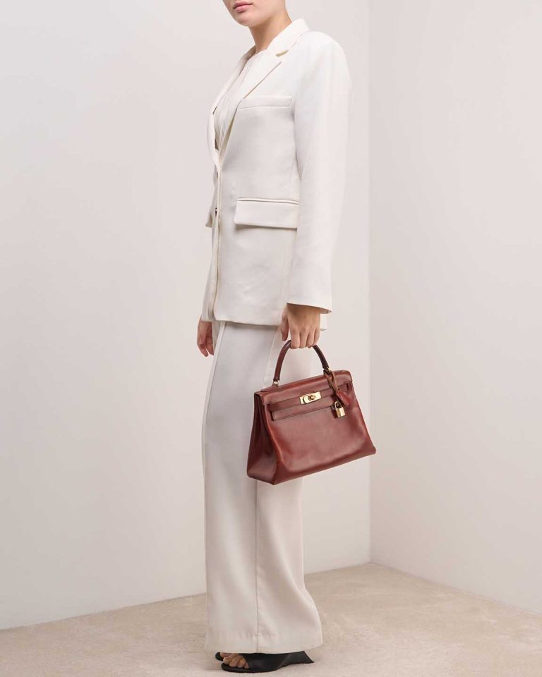 Hermès Kelly 28 Box Marron on Model | Sell your designer bag