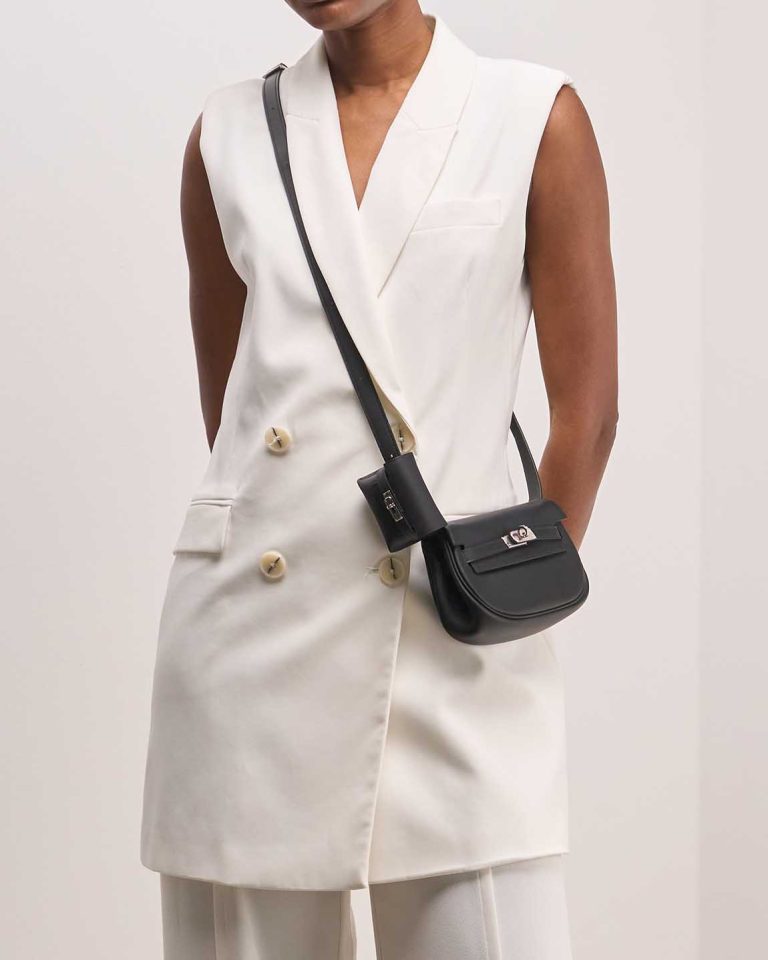 Hermès Kelly Moove Swift Black on Model | Sell your designer bag