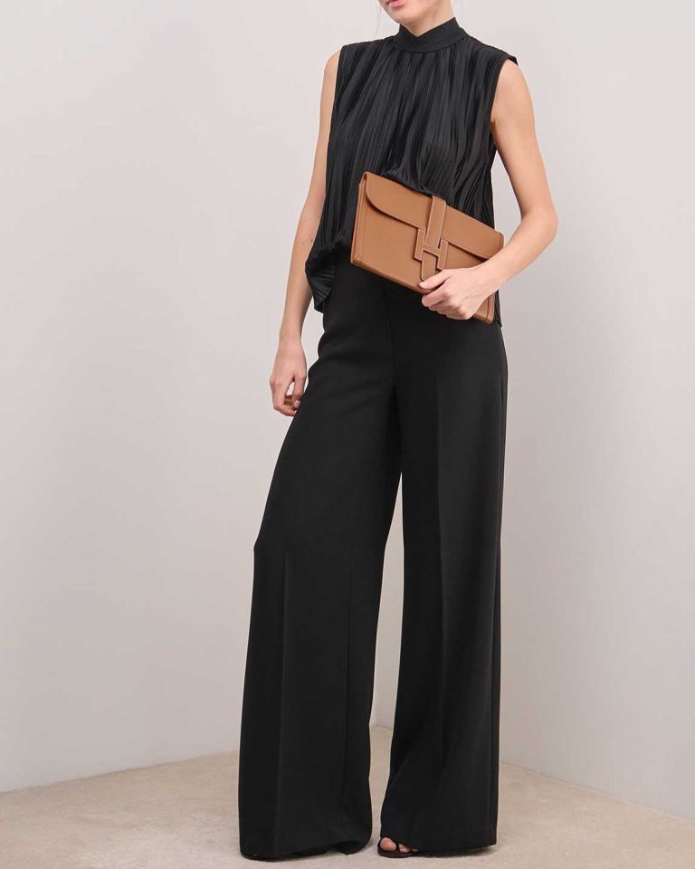 Hermès Jige 29 Courchevel Gold on Model | Sell your designer bag